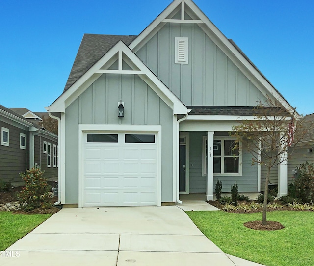 view of front of property featuring a front lawn and a garage