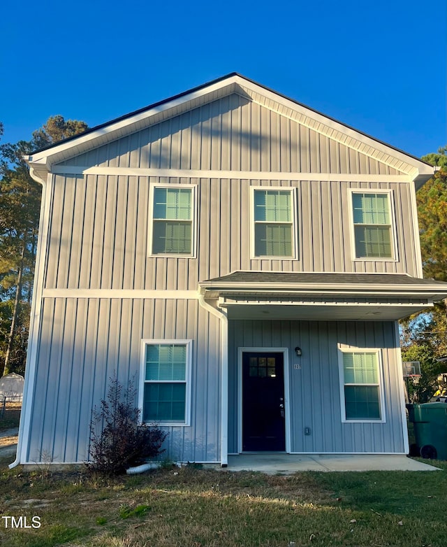 front facade featuring a front yard