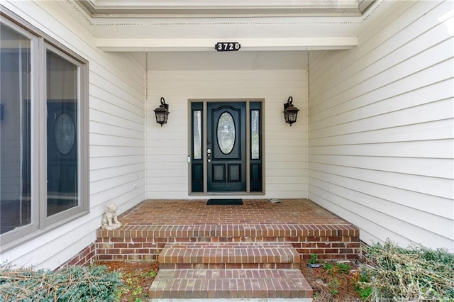 property entrance featuring a porch