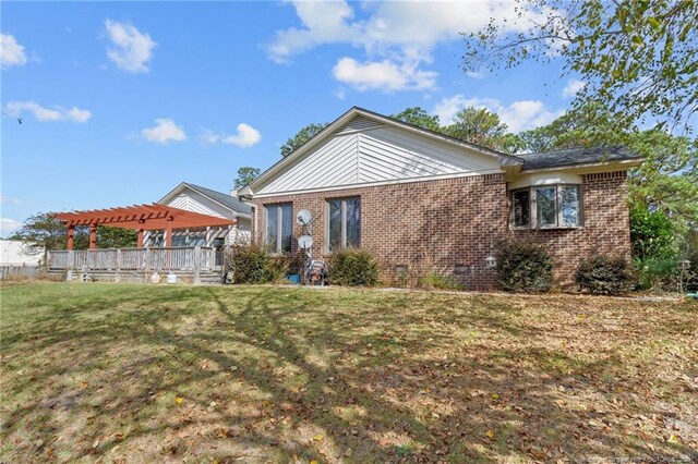 view of front of property featuring a pergola and a front yard