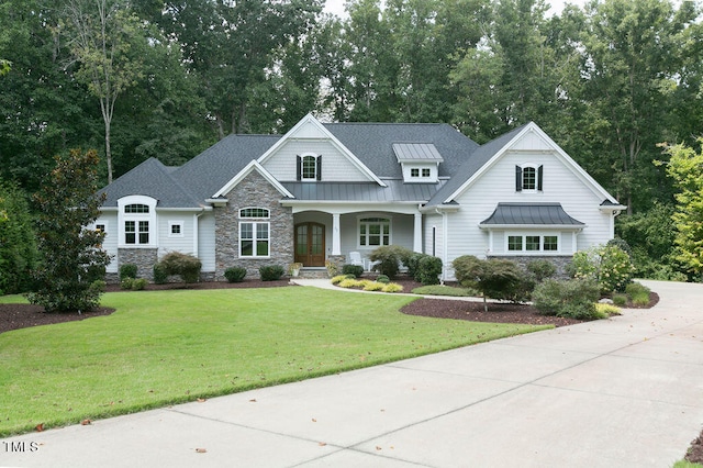 view of front facade featuring a porch and a front yard