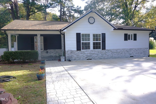 ranch-style home with a front lawn and covered porch