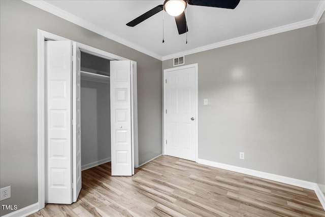 unfurnished bedroom with a closet, ceiling fan, ornamental molding, and light hardwood / wood-style floors