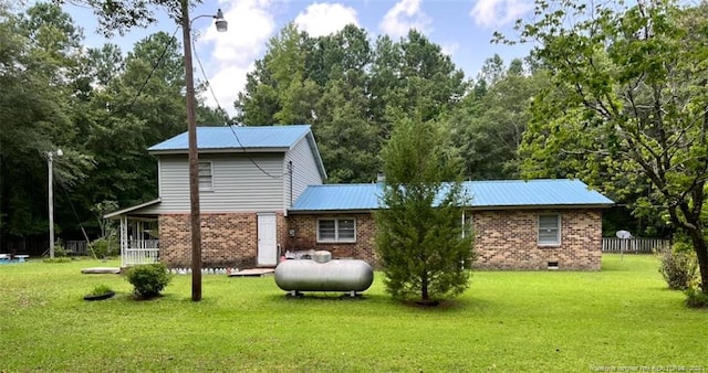 back of house featuring a lawn