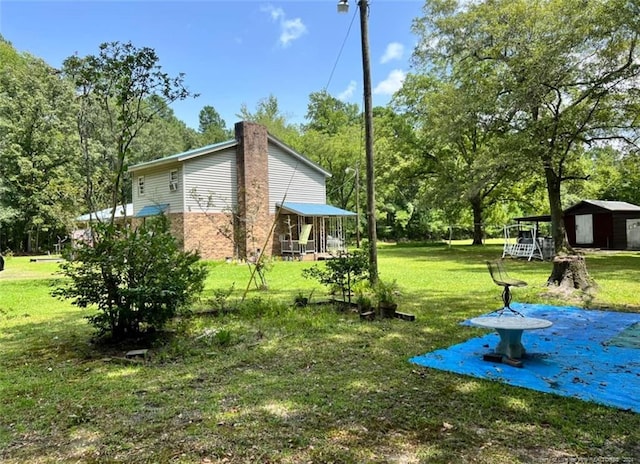 view of yard featuring a storage shed