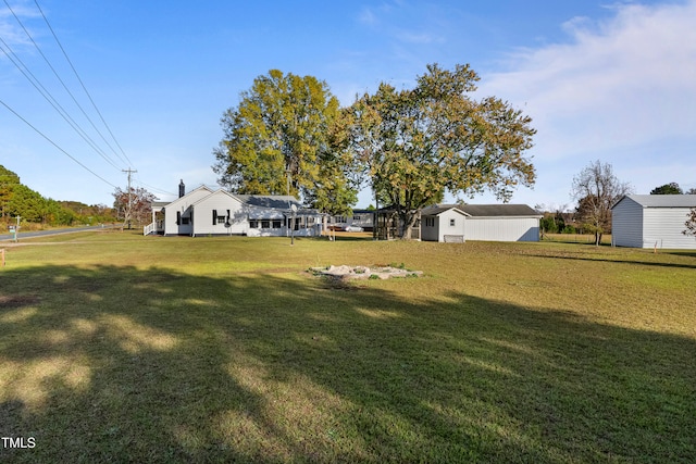 view of yard featuring an outbuilding