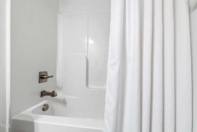 bathroom with shower / bath combo