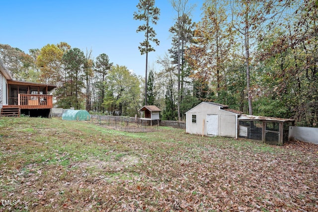 view of yard with an outdoor structure