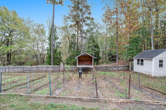 view of yard with an outbuilding