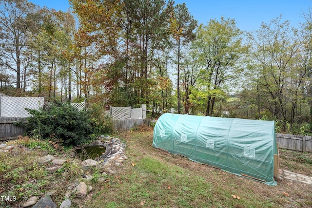 view of yard with an outbuilding