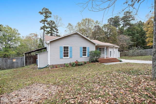 view of front facade with a front yard