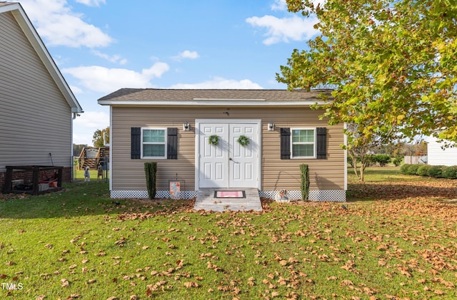 view of front of property featuring a front lawn