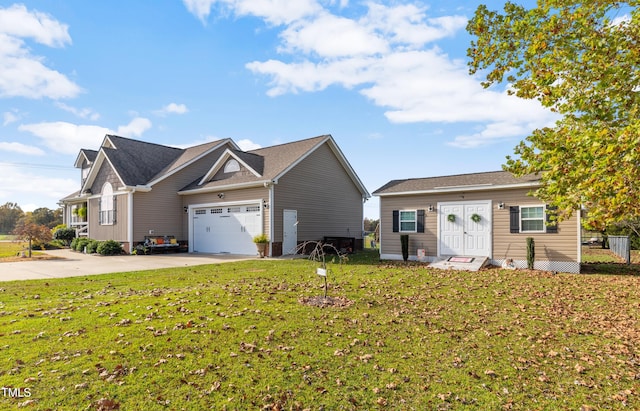 view of front of property featuring a front lawn