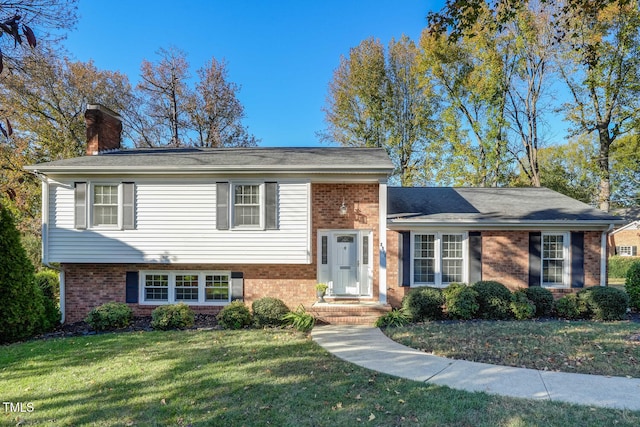 view of front of house featuring a front lawn