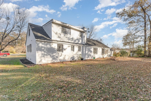 back of house featuring a lawn