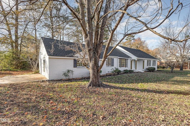 single story home featuring a front lawn