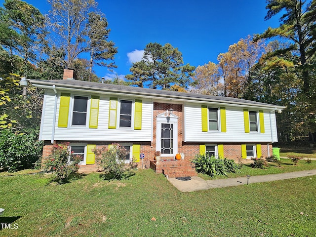 bi-level home featuring a front lawn