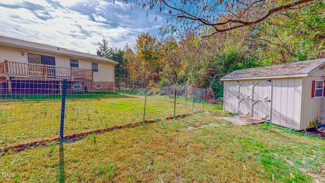 view of yard featuring a storage unit