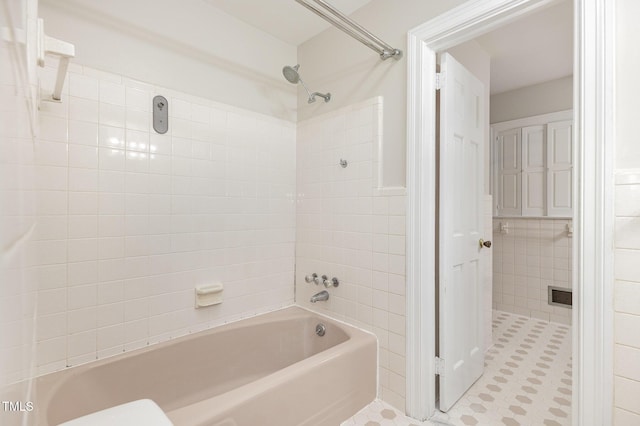 bathroom featuring tiled shower / bath combo