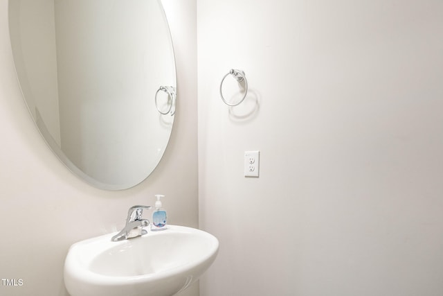 bathroom featuring sink