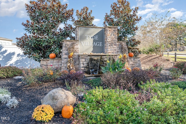 view of community / neighborhood sign