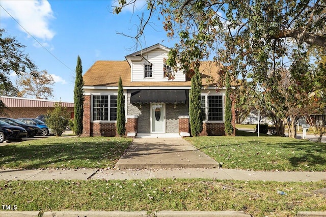 view of front facade with a front lawn