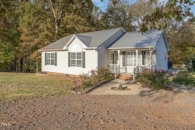 view of front of property featuring a front yard and covered porch