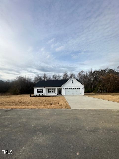 view of front facade featuring a garage