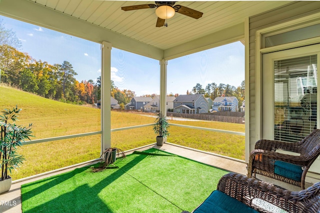 sunroom with ceiling fan