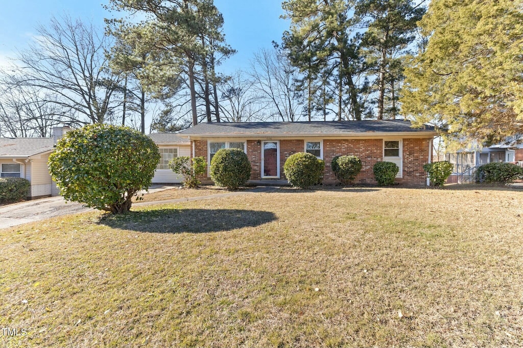 single story home featuring a front lawn