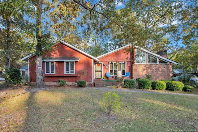 view of front of property with covered porch and a front lawn