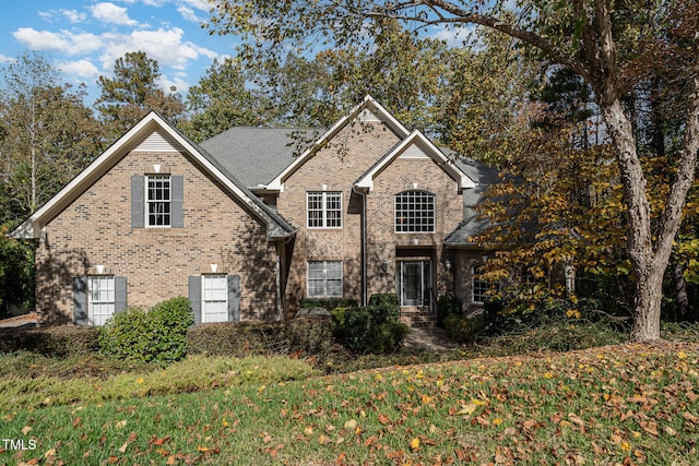 view of front property featuring a front lawn