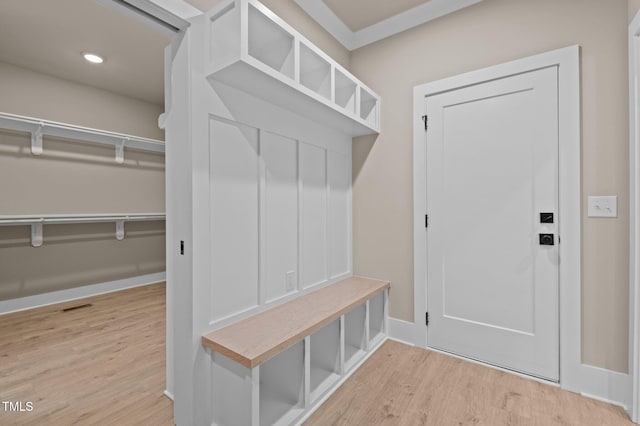 mudroom featuring visible vents, baseboards, wood finished floors, and recessed lighting