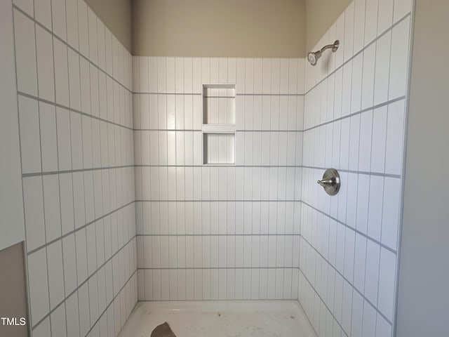 bathroom featuring tiled shower