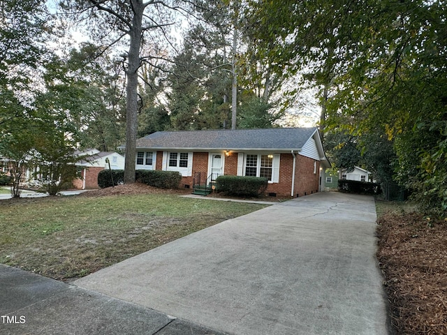 single story home featuring a front lawn