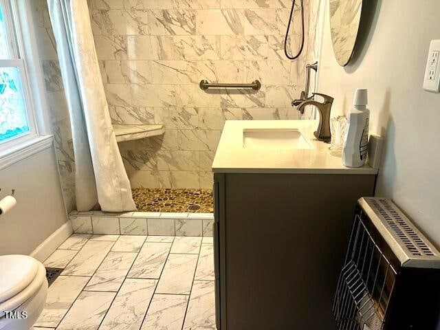 bathroom featuring a shower with shower curtain, vanity, and toilet