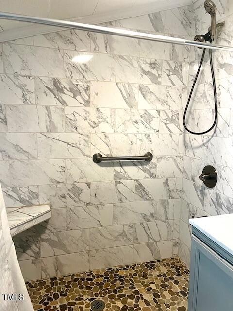 bathroom featuring tiled shower