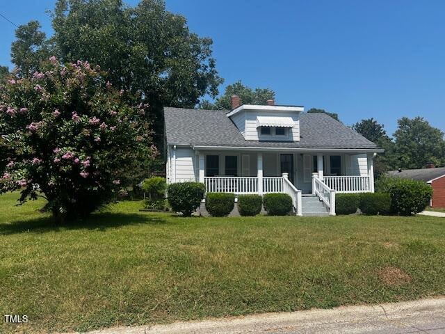 view of front of property featuring a front lawn and a porch