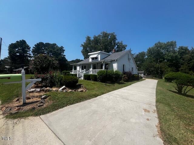 view of front of house with a front lawn