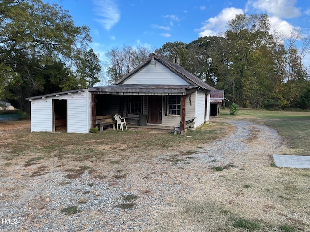 view of front of property with an outdoor structure