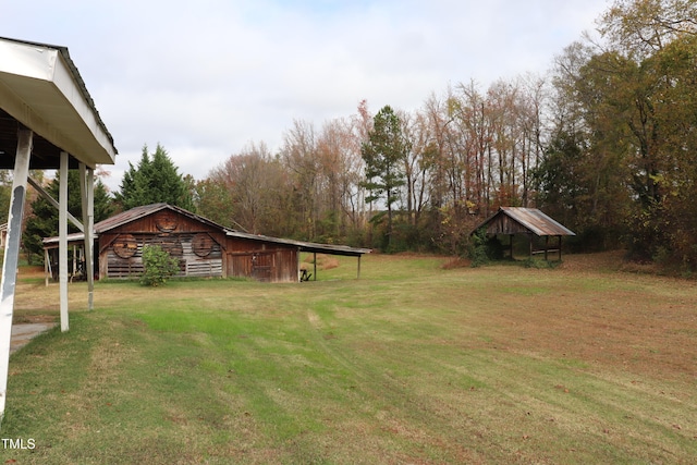 view of yard with an outbuilding