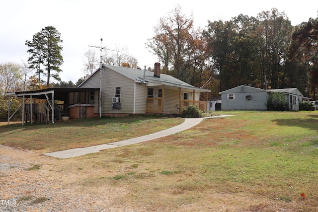 view of front of home featuring a carport and a front yard