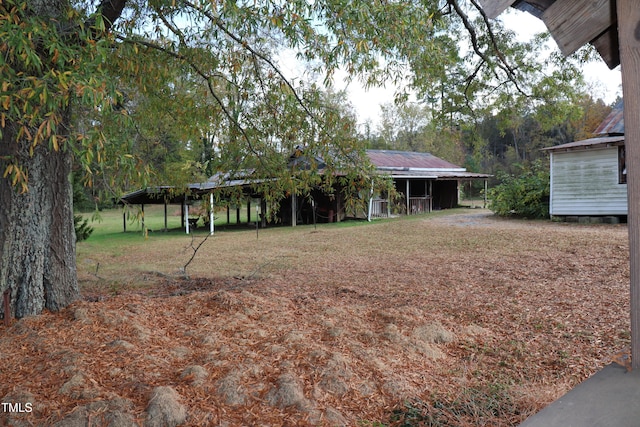 view of yard featuring an outdoor structure