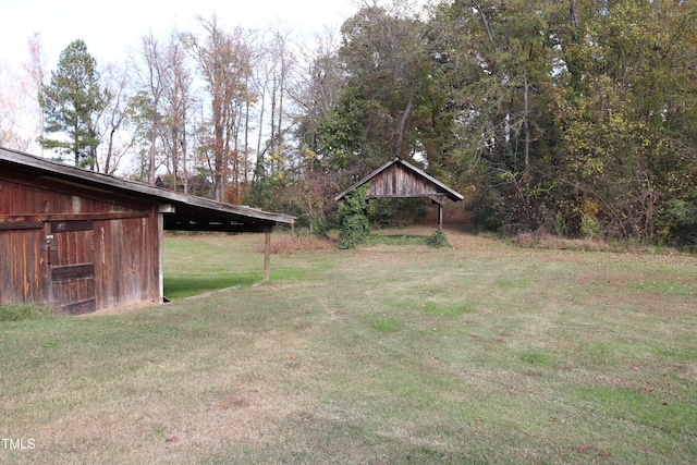 view of yard featuring an outbuilding