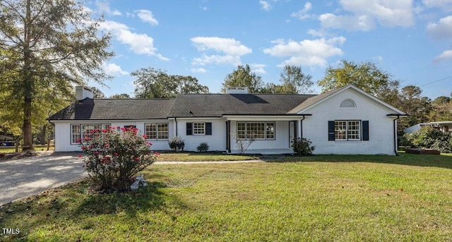 single story home with a front lawn