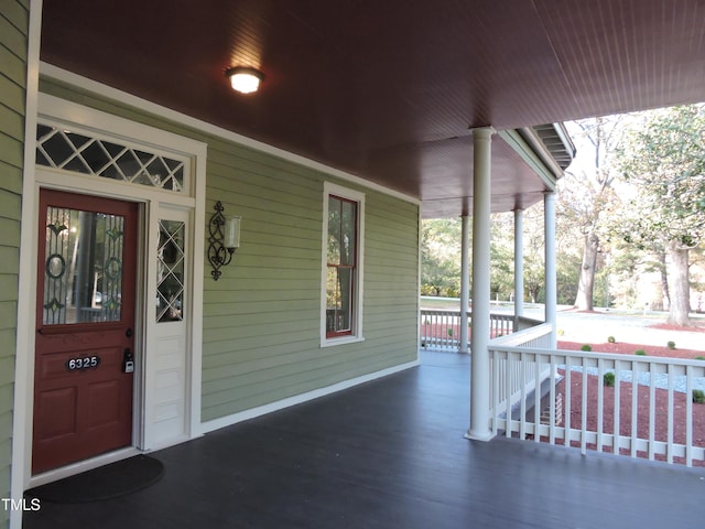 property entrance featuring a porch