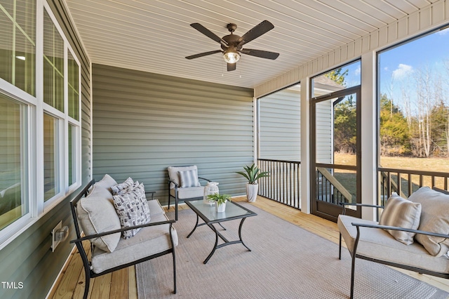 sunroom with ceiling fan