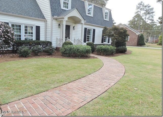 view of front of property featuring a front lawn