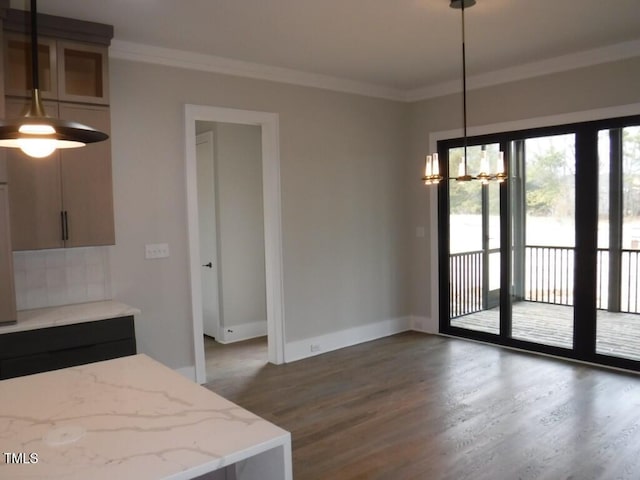 dining room featuring crown molding, dark hardwood / wood-style floors, and an inviting chandelier