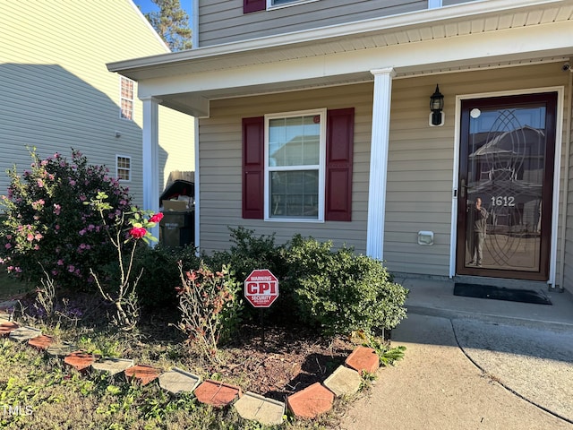 entrance to property featuring covered porch